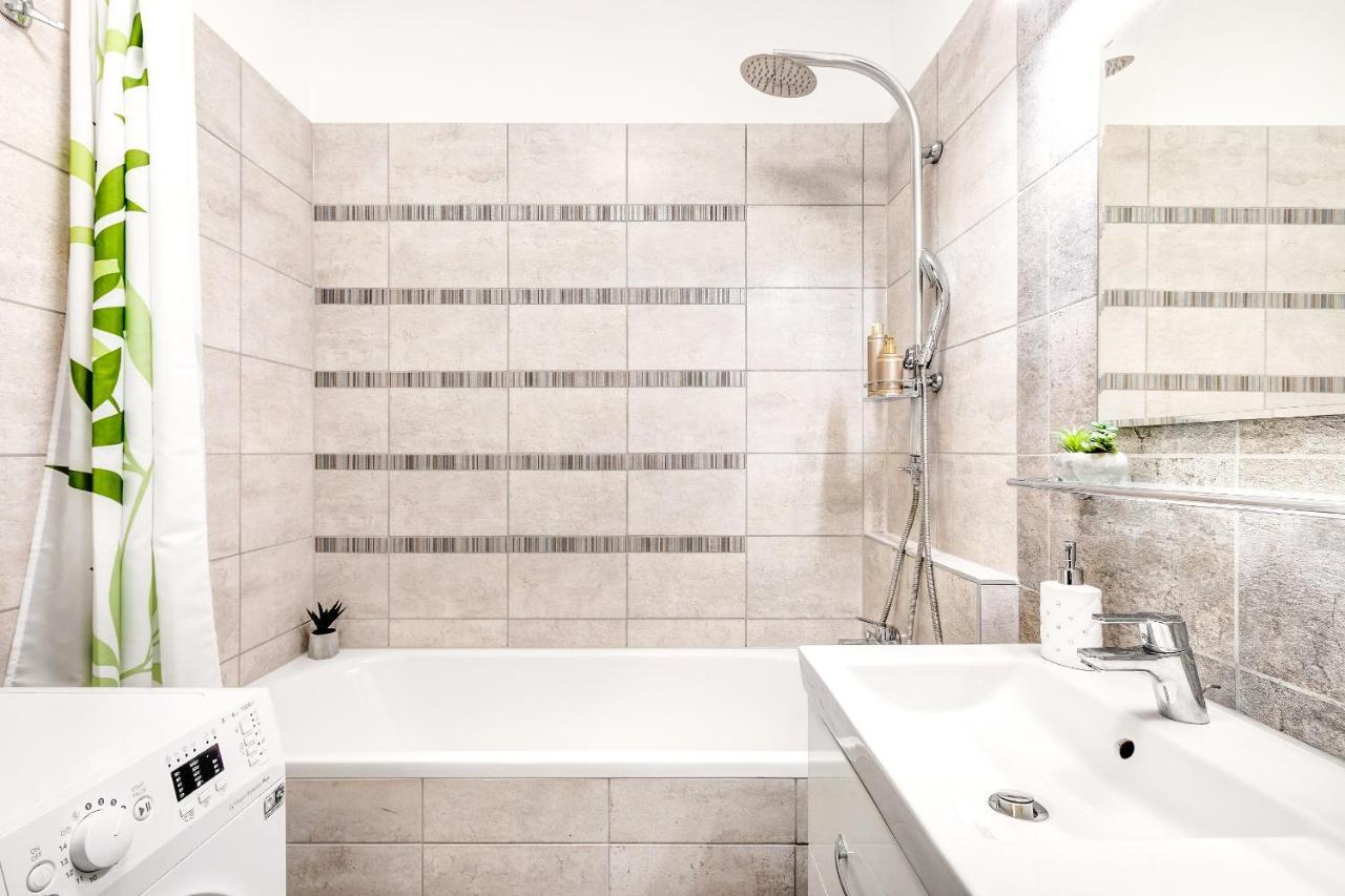 Modern Apartment With Free Garage And Balcony In The Downtown Budapesta Exterior foto
